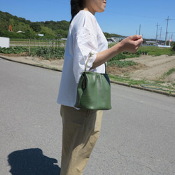 グリーンの可愛い革の鞄 緑のレザーバッグ がま口のカバン 6枚目の画像