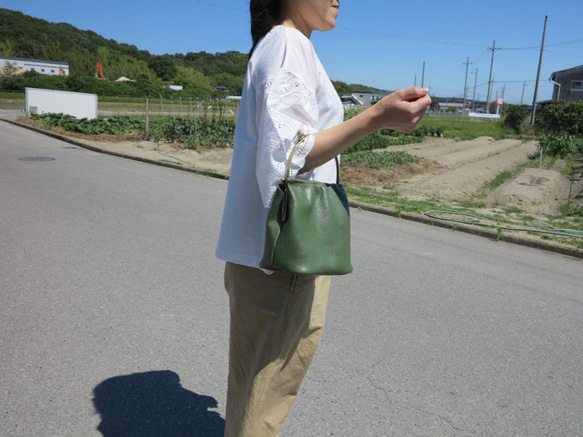 グリーンの可愛い革の鞄 緑のレザーバッグ がま口のカバン 6枚目の画像