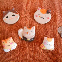 陶製：猫顔ブローチ：三毛猫さん 4枚目の画像