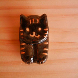 両手をだした猫の箸置き：黒縞猫 1枚目の画像