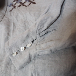 麻スクエアネック刺繍ブラウス、グレー 4枚目の画像