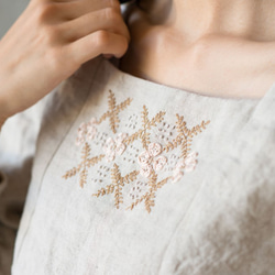 麻スクエアネック刺繍ブラウス、ベージュ 1枚目の画像