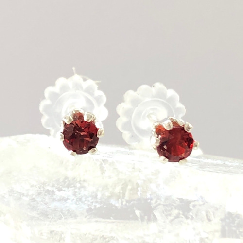 ✦レッドスピネル✦　K18 レッドスピネルピアス レッドスピネル ボディピアス│透明度の高い鮮明な赤。レッド