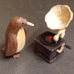 木製“留聲機和企鵝” 第2張的照片
