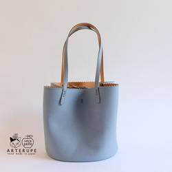 ペタルマルシェ 花びらカットのバッグです。サックスブルー本革イタリア製シュリンクレザー使用 3枚目の画像