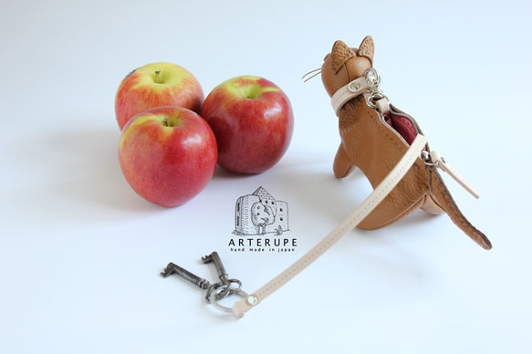 ジンジャー 猫 小さなポーチGattina Baffi イタリア製シュリンクレザー 4枚目の画像