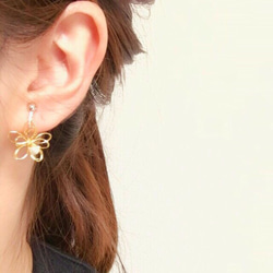 花和小珍珠耳環/耳環·過敏兼容支架更換可能 第3張的照片