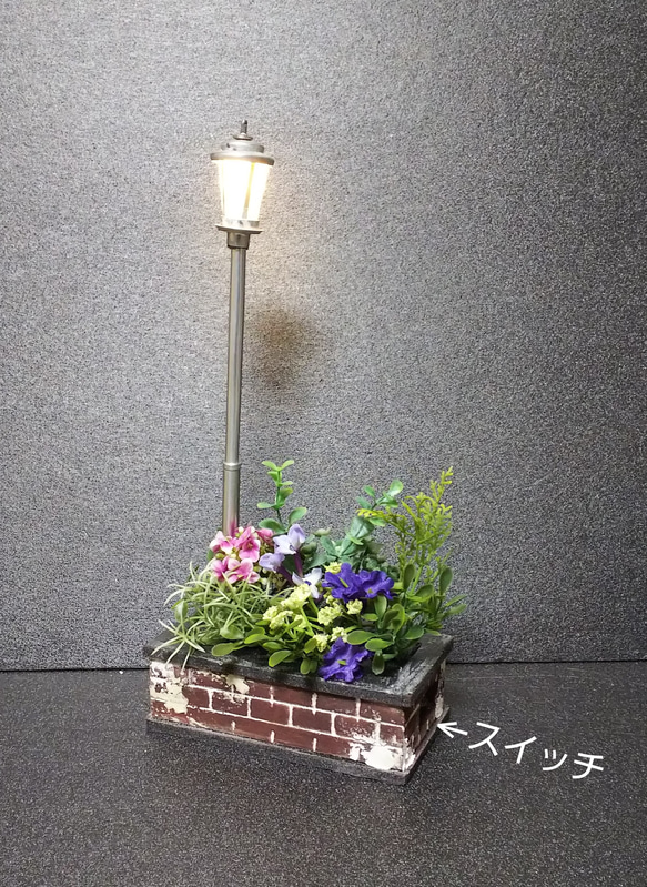 ドール・フィギュア用ミニチュア花壇(街灯付き)シルバーポール 2枚目の画像