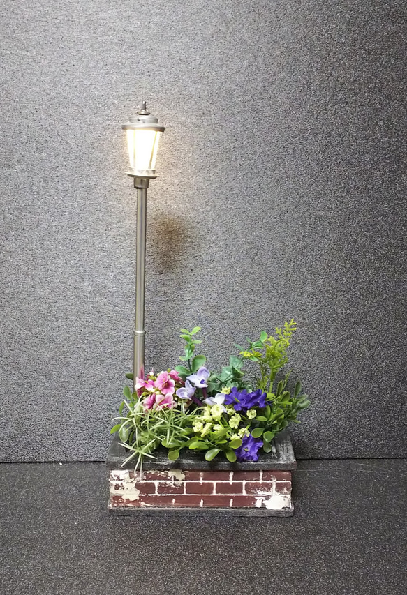 ドール・フィギュア用ミニチュア花壇(街灯付き)シルバーポール 3枚目の画像