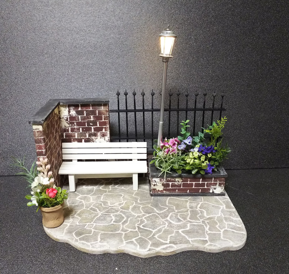 ドール・フィギュア用ミニチュア花壇(街灯付き)シルバーポール 4枚目の画像