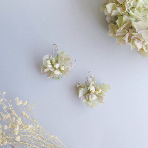 淡い緑の紫陽花と、白いかすみ草のブーケピアス。(イヤリング変更OK) 2枚目の画像