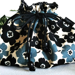 北欧風ブラックの花　幅広巾着袋 2枚目の画像
