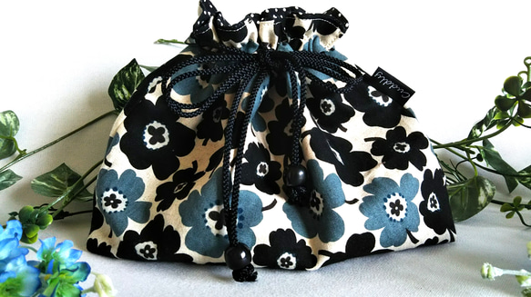 北欧風ブラックの花　幅広巾着袋 2枚目の画像