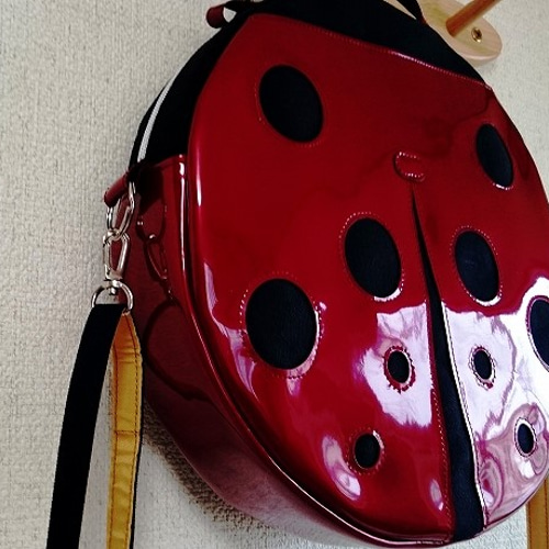 てんとう虫模様のショルダーバッグ（大） ショルダーバッグ Haku博