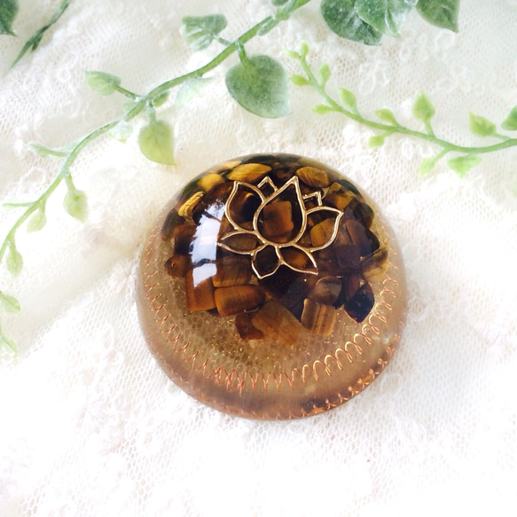 《sale》タイガーアイ×水晶・蓮の花のドーム型オルゴナイト 2枚目の画像