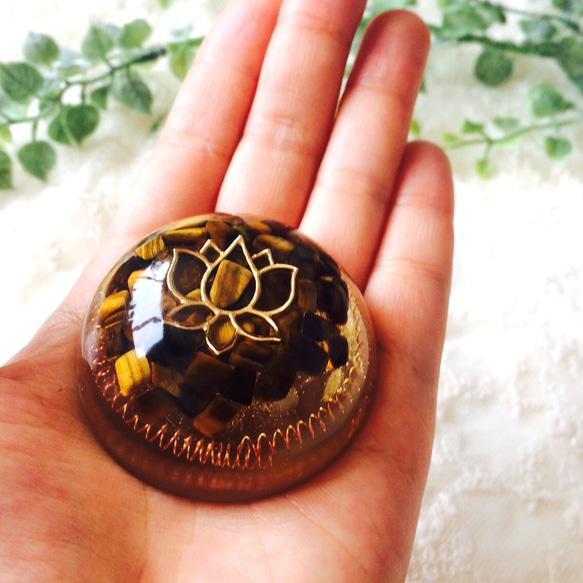 《sale》タイガーアイ×水晶・蓮の花のドーム型オルゴナイト 4枚目の画像