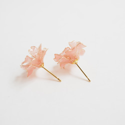 コーラルピンクの花のピアス・イヤリング 10枚目の画像