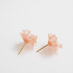 コーラルピンクの花のピアス・イヤリング 9枚目の画像