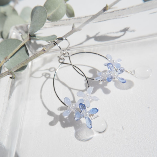 淡い青の小花とチェコビーズ＊ピアス・イヤリング ピアス（フック 