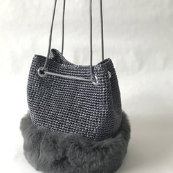 ファー付き巾着バッグ  charcoal gray ×  charcoal gray fur 1枚目の画像