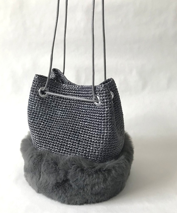 ファー付き巾着バッグ  charcoal gray ×  charcoal gray fur 1枚目の画像