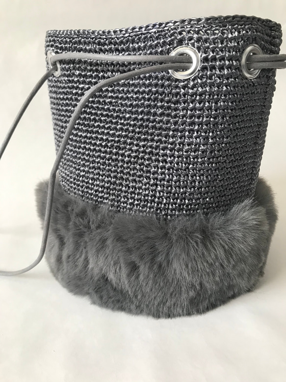 ファー付き巾着バッグ  charcoal gray ×  charcoal gray fur 3枚目の画像