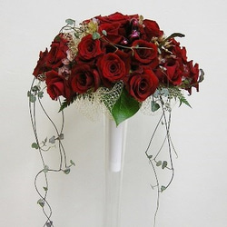 深紅のバラとハートカズラのウエディングブーケ 2枚目の画像