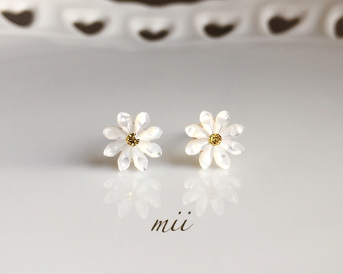 マーガレットピアス　片耳　花芯黄&花びら白 マーガレットピアスの通販｜【ボディピアス 凛】公式