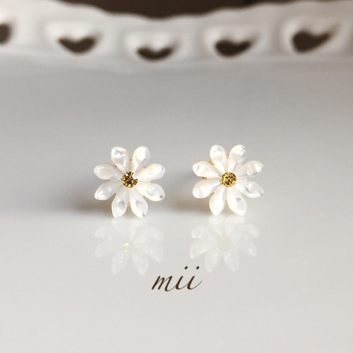 マーガレットピアス　片耳　花芯黄&花びら白 マーガレットピアス 片耳 花芯黄&花びら白