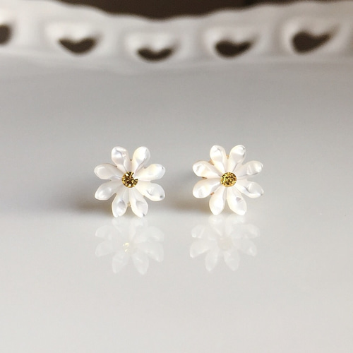 マーガレットピアス　片耳　花芯黄&花びら白 マーガレット ピアス/イヤリング ピアス（スタッド・一粒） mii