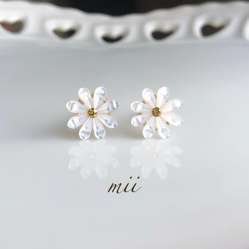 マーガレット ピアス/イヤリング 10mm ピアス（スタッド・一粒） mii