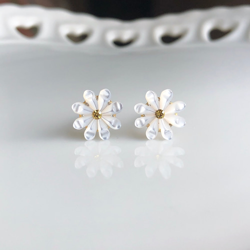 マーガレット ピアス/イヤリング 10mm ピアス（スタッド・一粒） mii