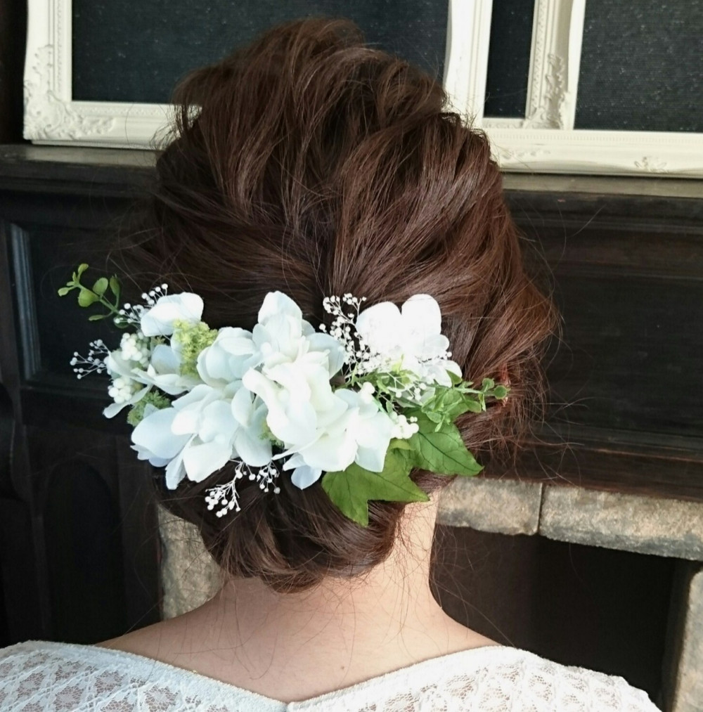 清楚な白系のヘアパーツ