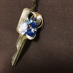 鍵とお花のネックレス 2枚目の画像