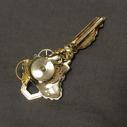 アンティークの鍵と歯車のピン 1枚目の画像