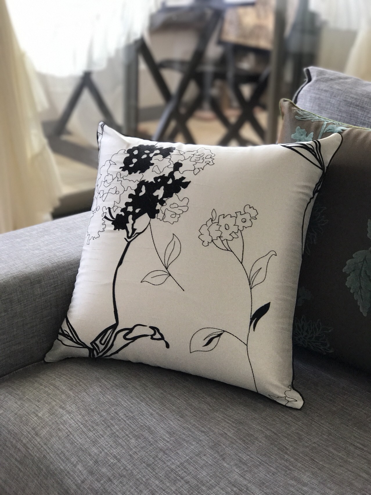 今日のお品ஐ⋆*アンティーク花柄刺繍とモノグラムのクッションカバー