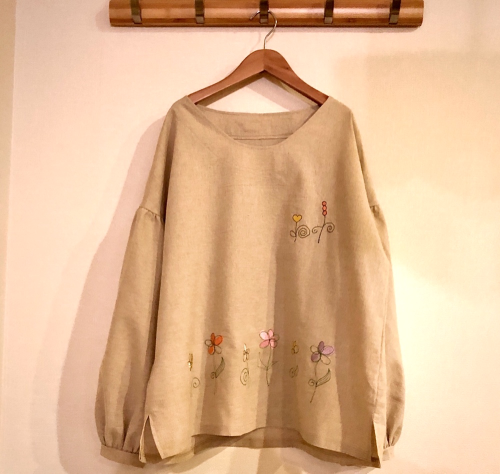 刺繍ブラウス『手描き風フラワー』ふんわりバルーン袖
