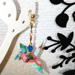 鶴の折り紙ピアス＆イヤリング（青） 2枚目の画像