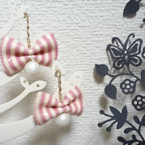 リボンパスタとコットンパールのピアス～ﾋﾟﾝｸｽﾄﾗｲﾌﾟ～ ピアス（フック 
