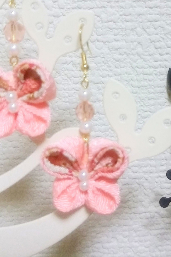 つまみ細工のピアス＆イヤリング～ピンクの蝶～ 2枚目の画像