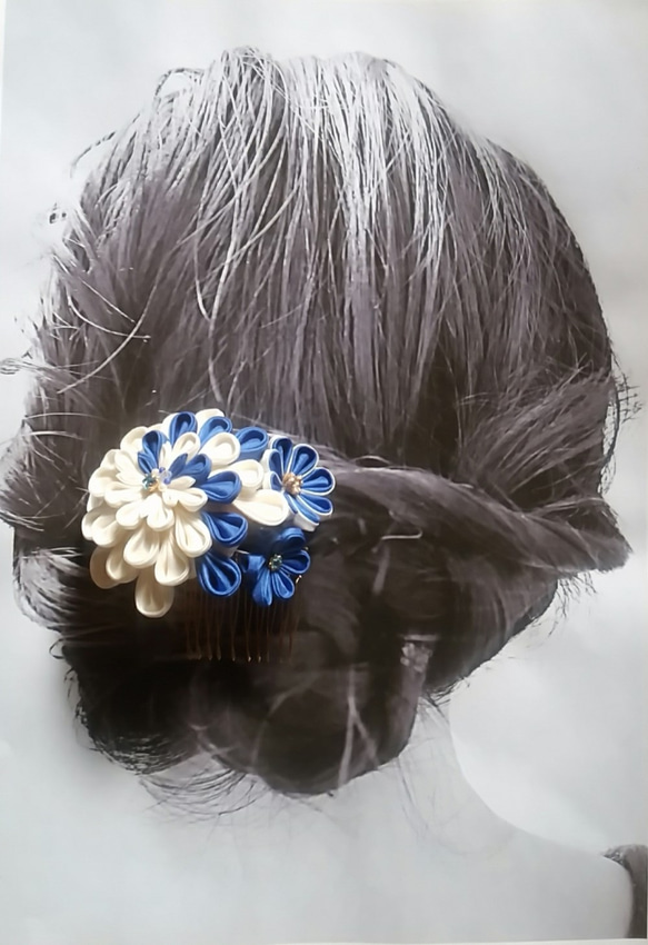 髪飾りコーム ブルーの3輪 2枚目の画像
