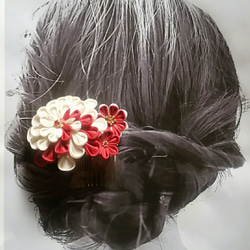 髪飾りコーム 赤と白の3輪 2枚目の画像