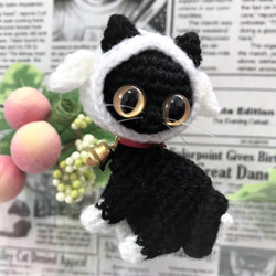 白ヤギのフードの黒猫*あみぐるみ♡キーホルダー・ストラップ・ボールチェーン☆受注製作品 1枚目の画像