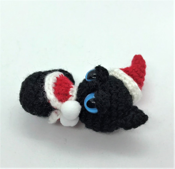 】小さいぺったんこクリスマスやさぐれ黒猫☆あみぐるみ＊受注製作品 2枚目の画像