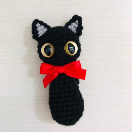 ひまわり様　demodeeチャーム　赤いリボンの 子　黒猫ちゃん付 mofusand ちょこんとおすわり黒猫マスコット(赤リボン