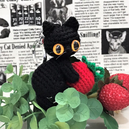 いちごと黒猫あみぐるみ♡キーホルダー・ストラップ・ボールチェーン