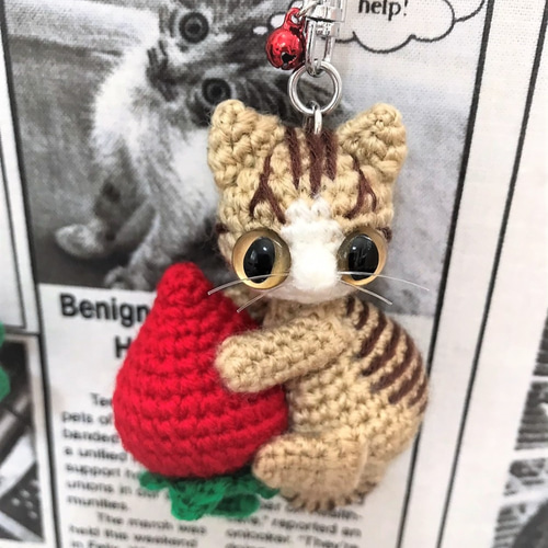 いちごと茶トラ猫あみぐるみ♡キーホルダー・ストラップ・ボール