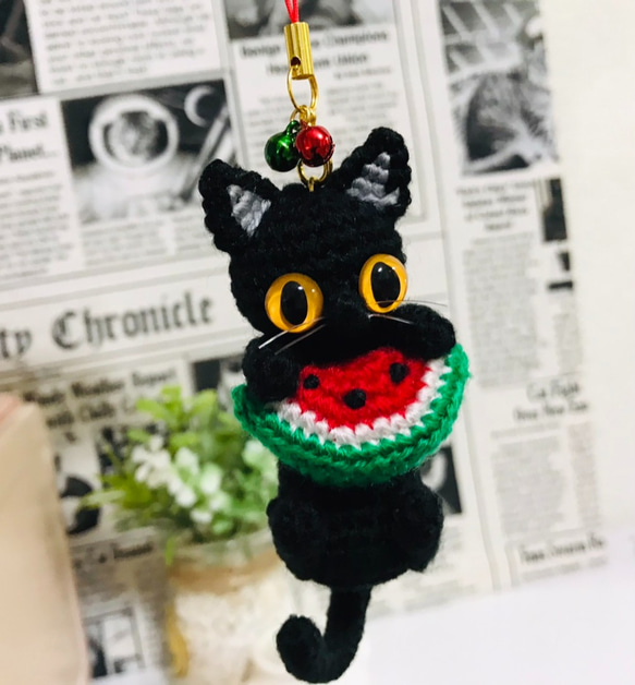 スイカと黒猫あみぐるみ♡キーホルダー・ストラップ・ボールチェーン☆受注製作品 1枚目の画像