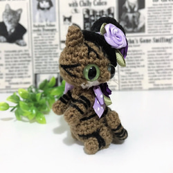 薔薇シルクハットのキジトラ猫＊あみぐるみ♡キーホルダー・ストラップ・ボールチェーン☆受注製作品 3枚目の画像