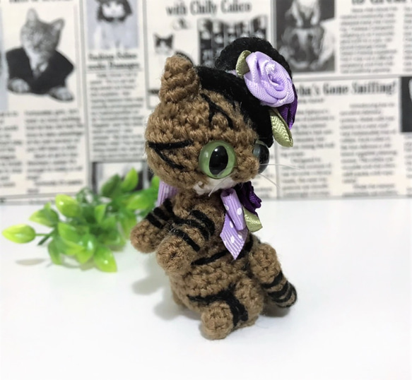 薔薇シルクハットのキジトラ猫＊あみぐるみ♡キーホルダー・ストラップ・ボールチェーン☆受注製作品 3枚目の画像